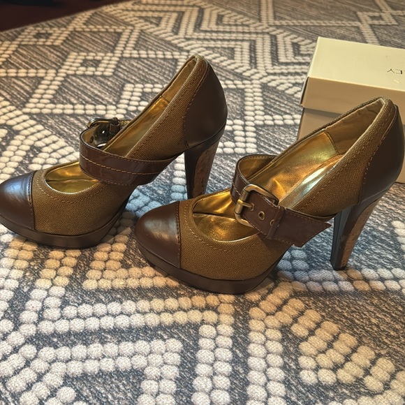 GUC 4 inch pumps by Charles David. Size 7B. Olive and brown. - Picture 3 of 13
